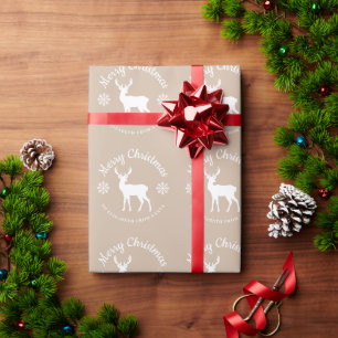 Beige und weiße Hirsche und Schneeflocken Weihnach Geschenkpapier