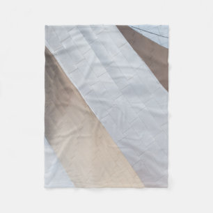 Beige und weiße Oberfläche Fleecedecke