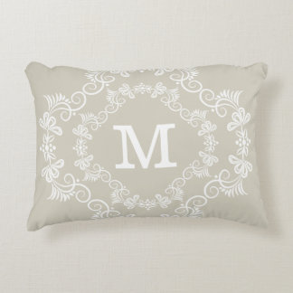 Beige weißes kundenspezifisches Monogramm Zierkissen