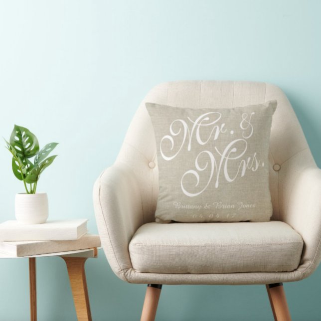 Beige White Linen Mr. and Mrs Wedding Pillow Kissen (Von Creator hochgeladen)