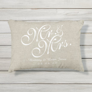 Beige White Linen Mr. und Mrs. Wedding Pillow Kissen Für Draußen