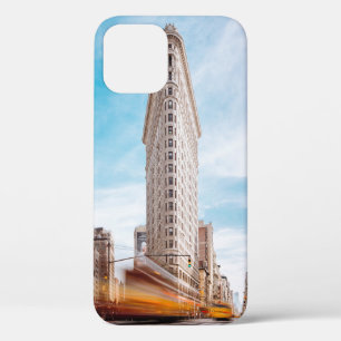BEIGES BETONGEBÄUDE NAHE BEI AUTOS Case-Mate iPhone HÜLLE