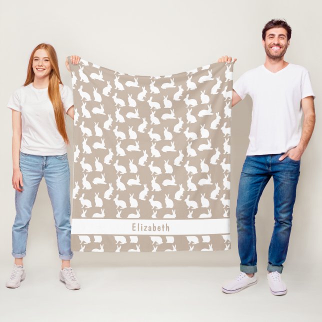 Beiges und weißes Hasenmuster mit Namen Ostern Fleecedecke (Beispiel)