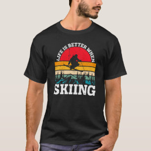 Beim Skifahren im Retro-Skiraum für Skifahrer T-Shirt