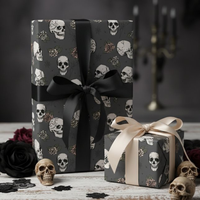 Beinahe schwarz-rosa Gothic-Skulls und -Rose Geschenkpapier (Gothic Black Floral Skulls Wrapping Paper. Vintage Dark Skull & Roses Halloween Pattern for Her)