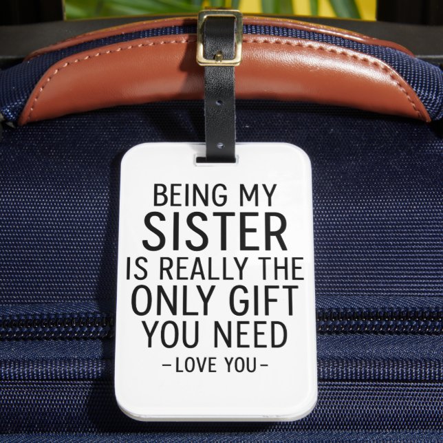 Being My Sister Is the Only Gift You Need Design  Gepäckanhänger (Vorderseite Insitu 2)