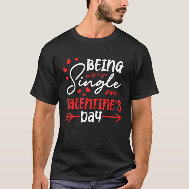 Being Single On Valentine's Day Hearts Solo Celebr T-Shirt (Vorderseite)