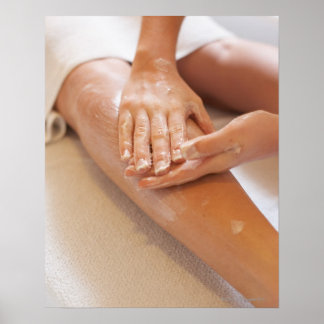 Beinmassage mit Lotion Poster