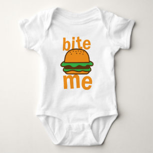 beißen Sie mich! mit niedlichem Hamburger Baby Strampler