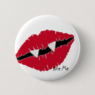 Beißen Sie mich rote Reißzähne der Lippenn Button