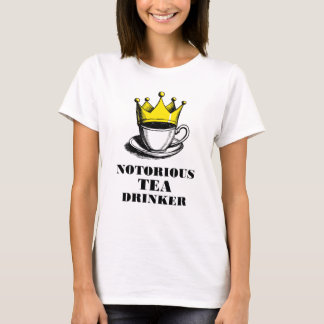 Bekannter Tea Drinker Royal Tea Cup in einer Krone T-Shirt