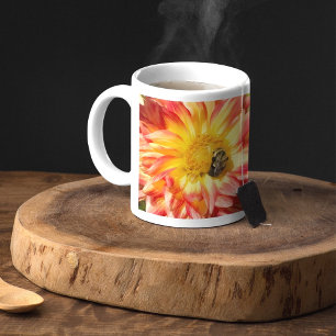Belebte Bienen mit Dahlia und Lila Tasse