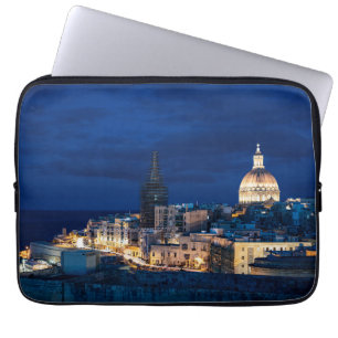 Beleuchtet in der Nacht Valletta Altstadt und Hafe Laptopschutzhülle