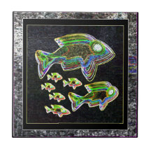 Beleuchtete Reflektion: Fisch in Flutlicht