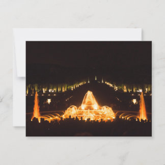Beleuchteter Springbrunnen in Versailles bei Nacht Postkarte