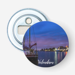 Beleuchteter Volendam-Hafen nachts Flaschenöffner