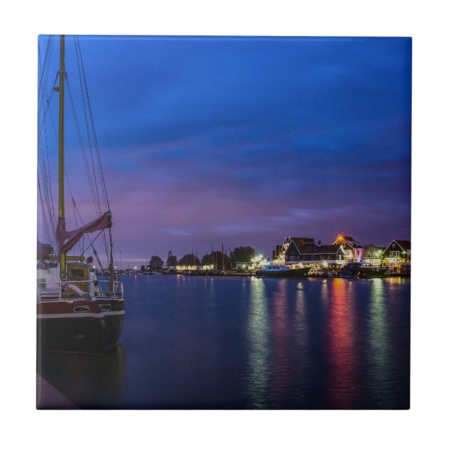 Beleuchteter Volendam-Hafen nachts Fliese (Vorderseite)