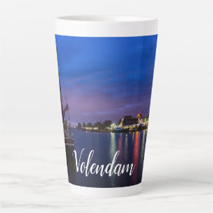 Beleuchteter Volendam-Hafen nachts Milchtasse