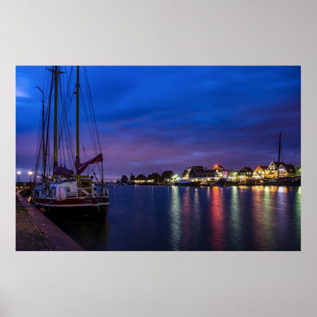Beleuchteter Volendam-Hafen nachts Poster (Vorne)