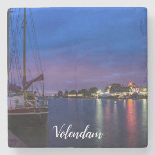 Beleuchteter Volendam-Hafen nachts Steinuntersetzer