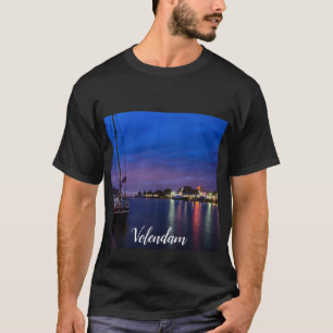 Beleuchteter Volendam-Hafen nachts T-Shirt