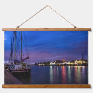 Beleuchteter Volendam-Hafen nachts Wandteppich Mit Holzrahmen