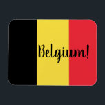 Belgien - Flag und Text Magnet<br><div class="desc">Nationalflagge Belgiens mit modernem Skript "Belgien!" Texteüberlagerung</div>