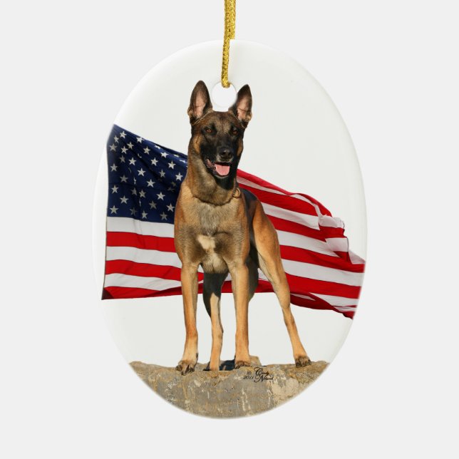 Belgier Malinois mit Flaggenverzierung Keramikornament (Vorne)