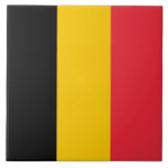 Belgische Flag Tile Fliese<br><div class="desc">Mit unserer markanten Kachel mit der Flagge Belgiens können Sie Ihren Lebensraum verbessern! Diese Fliesen sind mit viel Liebe zum Detail gestaltet und sind mehr als nur ein dekoratives Stück; sie sind eine Feier des belgischen Erbes und des Nationalstolzes. Das kühne Design zeigt stolz die ikonischen Elemente der belgischen Flagge,...</div>