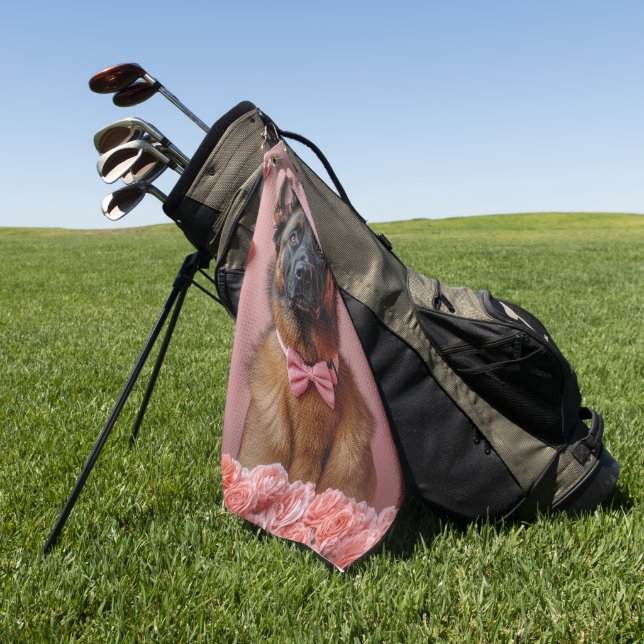 Belgische Malinois mit Rose - Valentinstag Golfhandtuch (Gras)