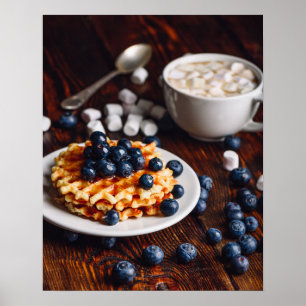 Belgische Waffeln mit Heidelbeeren und heißer Sch Poster