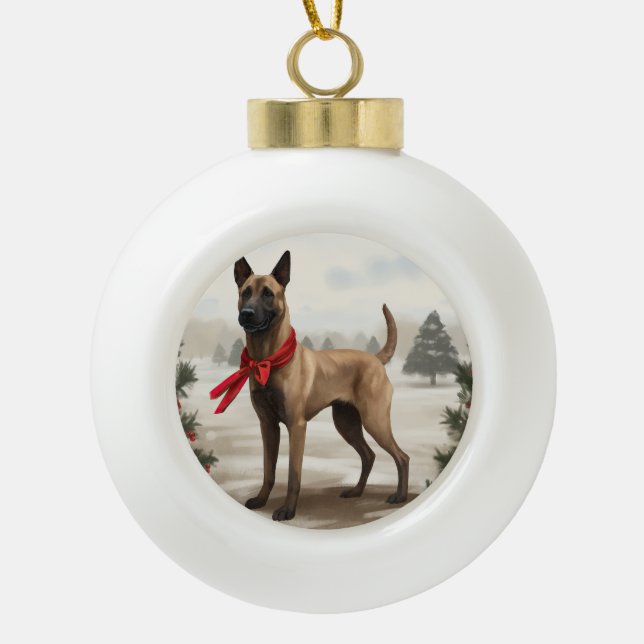 Belgischer Malinois-Hund zu Schneeschweihnachtsfes Keramik Kugel-Ornament (Vorderseite)