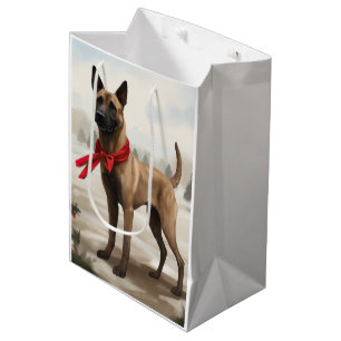Belgischer Malinois-Hund zu Schneeschweihnachtsfes Mittlere Geschenktüte