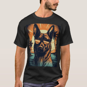 Belgisches Malinois an einem tropischen Strand bei T-Shirt