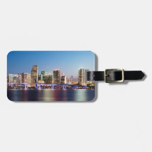 Belichtete Skyline von im Stadtzentrum gelegenem Gepäckanhänger