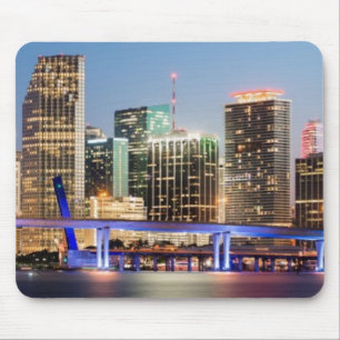 Belichtete Skyline von im Stadtzentrum gelegenem Mousepad