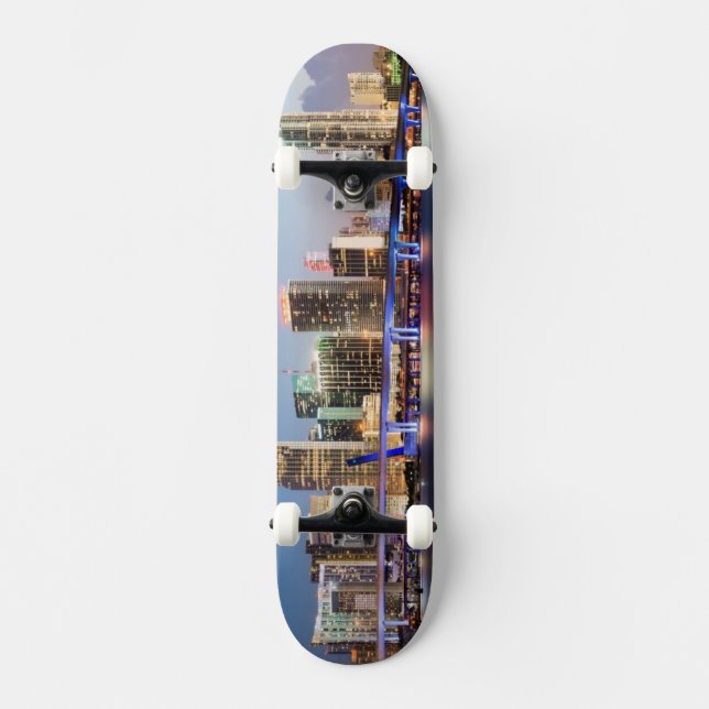 Belichtete Skyline von im Stadtzentrum gelegenem Skateboard (Vorderseite)