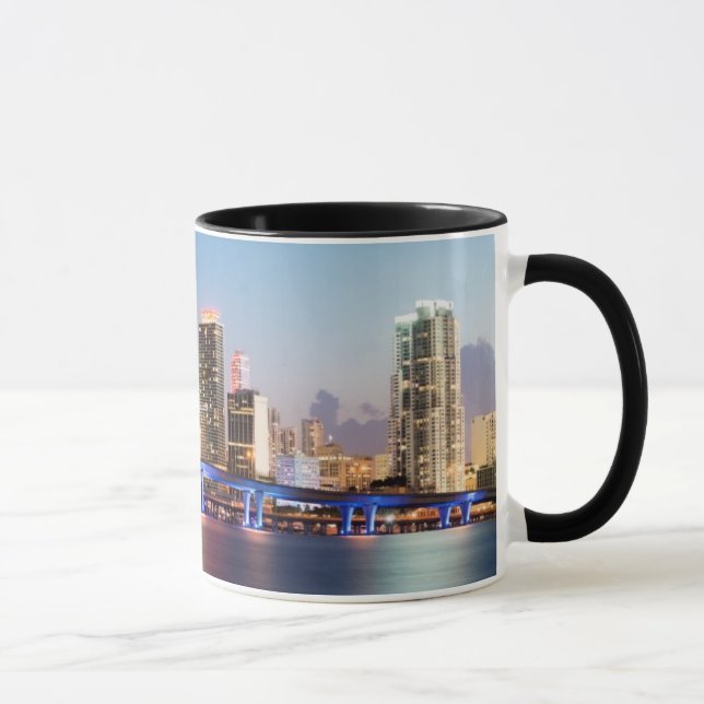 Belichtete Skyline von im Stadtzentrum gelegenem Tasse (Rechts)