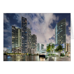 Belichtete Türme in der Miami-Fluss-Ufergegend