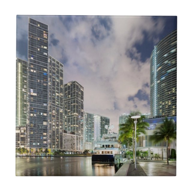 Belichtete Türme in der Miami-Fluss-Ufergegend Fliese (Vorderseite)