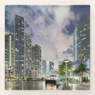 Belichtete Türme in der Miami-Fluss-Ufergegend Glasuntersetzer