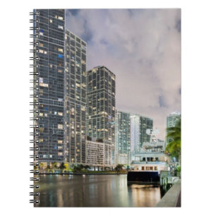 Belichtete Türme in der Miami-Fluss-Ufergegend Notizblock