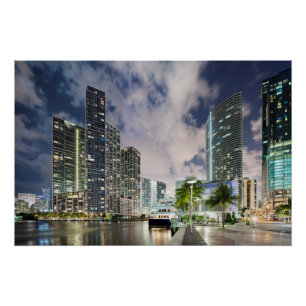Belichtete Türme in der Miami-Fluss-Ufergegend Poster