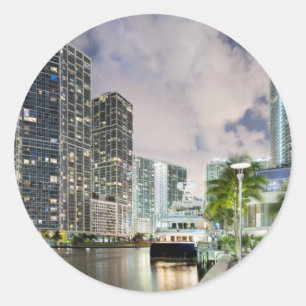 Belichtete Türme in der Miami-Fluss-Ufergegend Runder Aufkleber