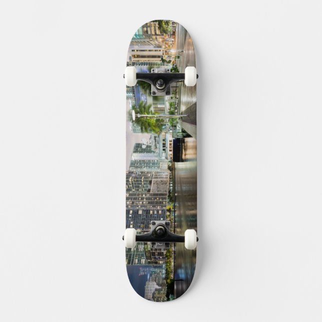 Belichtete Türme in der Miami-Fluss-Ufergegend Skateboard (Vorderseite)