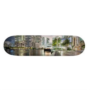 Belichtete Türme in der Miami-Fluss-Ufergegend Skateboard