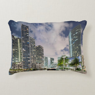 Belichtete Türme in der Miami-Fluss-Ufergegend Zierkissen