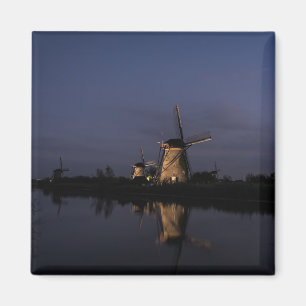 Belichtete Windmühle am blauen Stundenmagneten Magnet