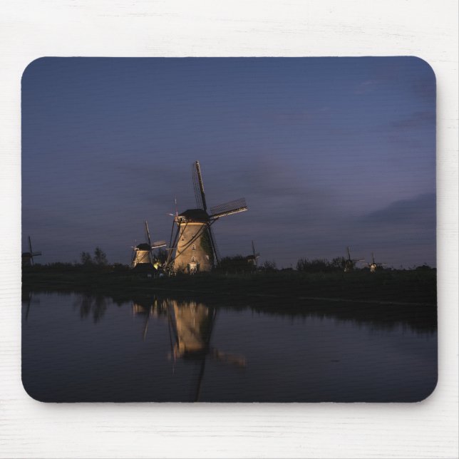 Belichtete Windmühle an blauem Stunde mousepad (Vorne)