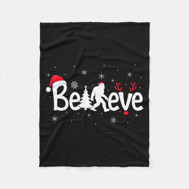 Believe Bigfoot Sasquatch Reindeer Santa Hat Merry Fleecedecke (Vorderseite)